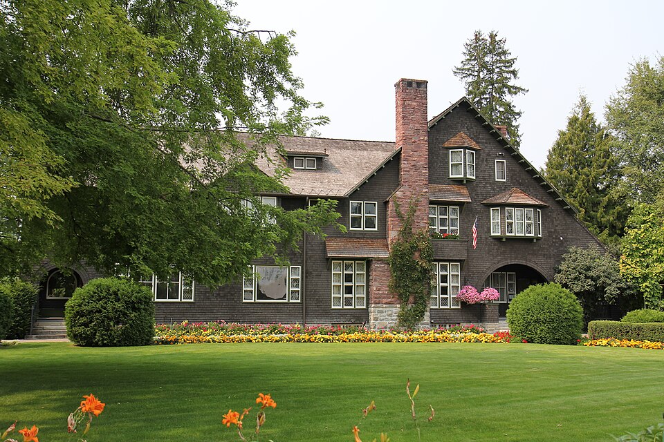 File:Charles E Conrad Mansion Kalispell Montana August 2013.jpg