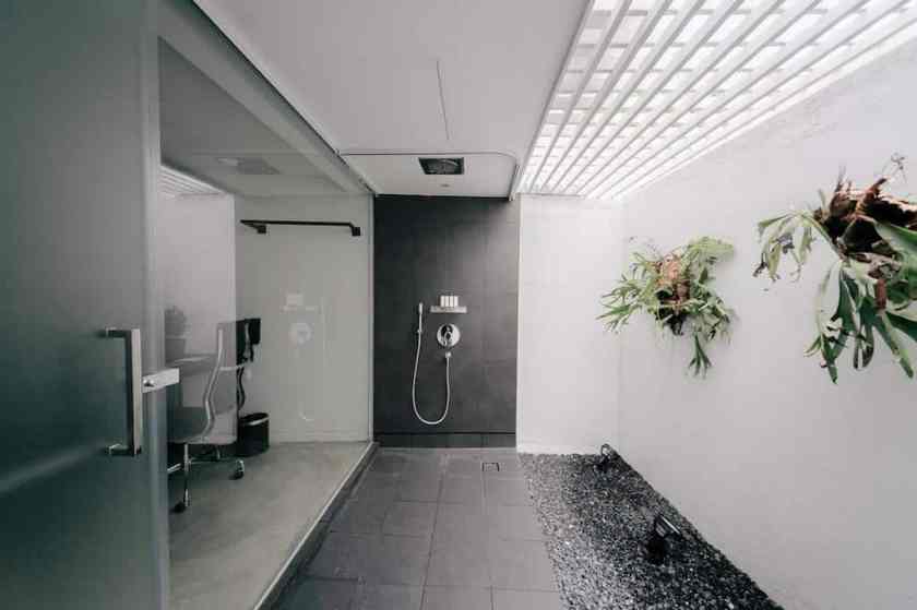 Lloyd's Inn Guest Shower