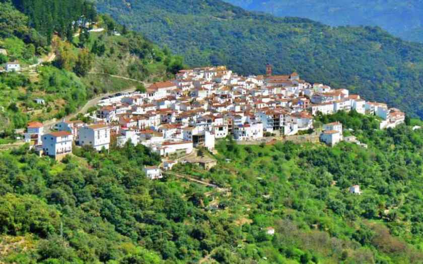 My photo of whitewashed village of Genalguacil in Andalusia taken in spring 2025 l Global Grasshopper – travel inspiration for the road less travelled