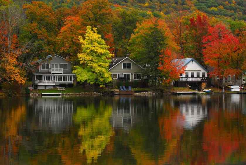 Vermont houses by a lake in New England